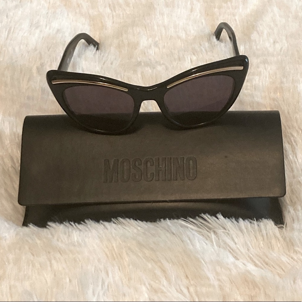 Moschino sunglasses 🕶